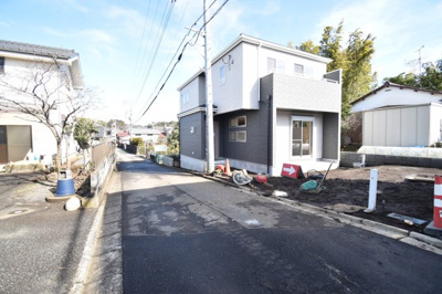 【前面道路含む現地写真】 | 東大和市芋窪4丁目　新築戸建　全２棟　1号棟 | 前面道路は閑静な住宅地の通りとなるため、車通りは多くありません。 安心して車庫入れ可能。