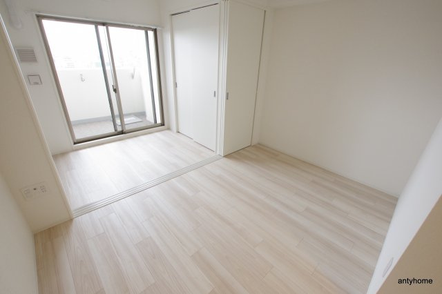 セレニテ谷九プリエ　仲介手数料無料の居間・リビング