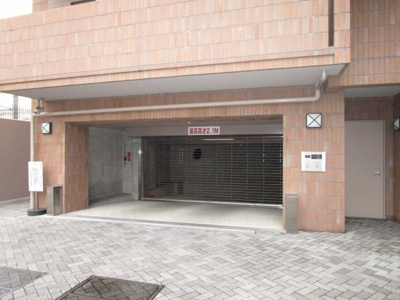 【駐車場】 | プレティナージュ苦楽園 | 地下駐車場入り口ゲートです。