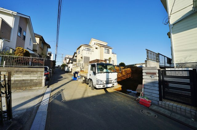 横浜市保土ケ谷区上菅田町の新築一戸建の前面道路含む現地写真