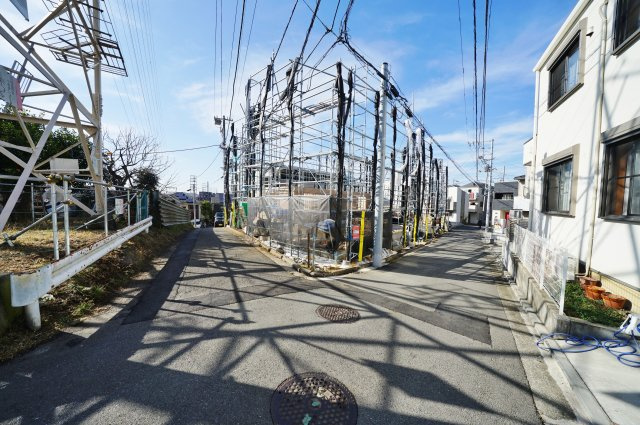 保土ヶ谷徒歩８分！高台の閑静な住宅街♪全棟ＬＤＫ１７帖以上♪保土ヶ谷区岩井町　全６棟新築戸建ての前面道路含む現地写真