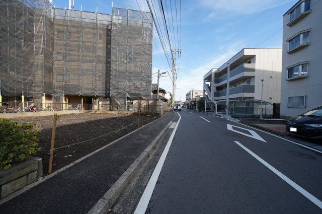 保土ヶ谷駅徒歩１２分！ＬＤＫ１６帖以上の３ＬＤＫ。浴室TV・浴室乾燥機・食器洗浄機付♪西区元久保町　全２棟新築戸建ての前面道路含む現地写真