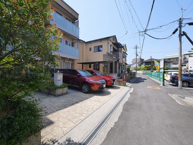 ハイグレードフィールド生駒の駐車場