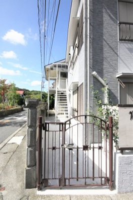 【外観】 | リヴェール | リヴェール　　　アンティーク調の門扉と足元ライトが特徴の外観です♪