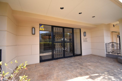 【エントランス】 | グランシティユーロパレス花小金井 | 明るさと高級感を併せ持つエントランスエリア、お客様を優しくお出迎えします。
