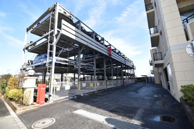 【駐車場】 | グランシティユーロパレス花小金井 | 間口も広く敷地内でも楽々転回できるので、運転の苦手な奥様でも安心して駐車できます。