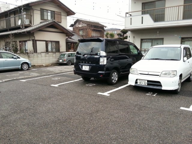 アネックス仲村の駐車場