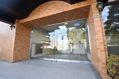 【エントランス】 | ダイアパレス小平 | 段差の少ないエントランスはベビーカー、小さなお子様、ご高齢の方も安心です。