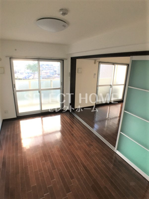  | ロイヤルパークサイドヒルズ | こちらの居間で趣味の時間をお楽しみください