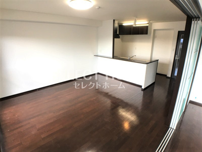 【居間・リビング】 | ロイヤルパークサイドヒルズ | こちらの居間で趣味の時間をお楽しみください