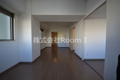 【居間・リビング】 | AZ天満 | こちらのリビングで趣味の時間をお楽しみください