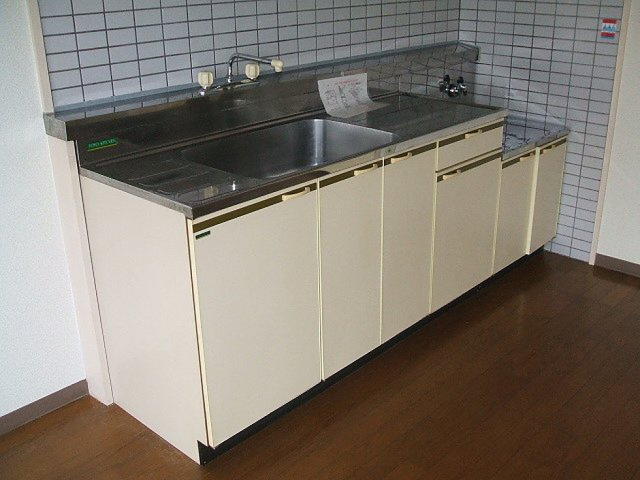 ライブタウン津福B棟【キャッシュバック対象物件】のキッチン|コンパクトなキッチンで掃除もラクラク