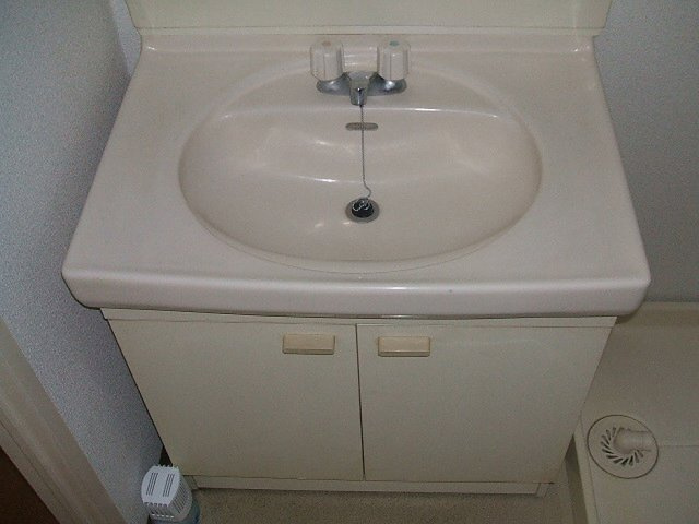 ライブタウン津福B棟【キャッシュバック対象物件】の独立洗面台|朝の支度にも助かる、独立の洗髪洗面化粧台
