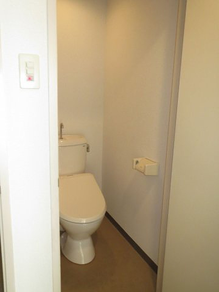 ライブタウン津福B棟【キャッシュバック対象物件】のトイレ|シンプルで使いやすいトイレです