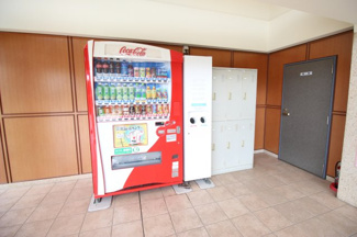 【その他共用部分】 | 敷地内には自動販売機も完備♪のどが渇いた時、すぐ飲み物が買えるのはうれしいですね♪