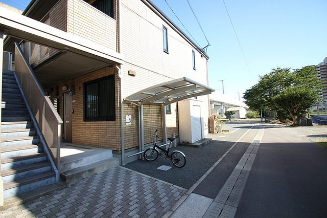 コーポサンローズ【キャッシュバック対象物件】のエントランス|毎日通るエントランスはこのようになっています