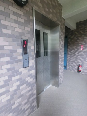 【その他共用部分】 | モアグランデ新横浜北 | お買い物時やベビーカーの出し入れに便利なエレベーター付です。