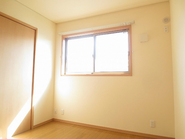 ラフィネAの寝室|窓が2面にあり明るいお部屋です。