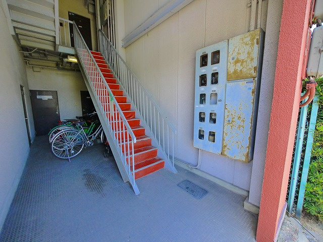 西出ビルのエントランス