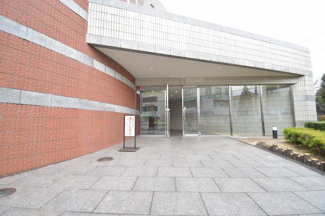 【エントランス】 | 周辺の環境に溶け込んだマンションの顔ともいうべきエントランスは、訪れる方を優しく迎え入れます。