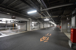 【駐車場】 | じゅうぶんな台数が確保された機械式駐車スペース。通路も広いので運転が苦手な方も楽々駐車可能
