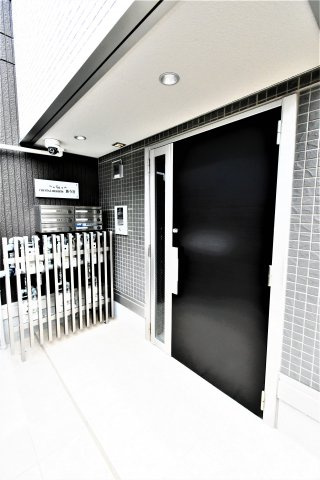 クリスタルハイツ新今宮のエントランス