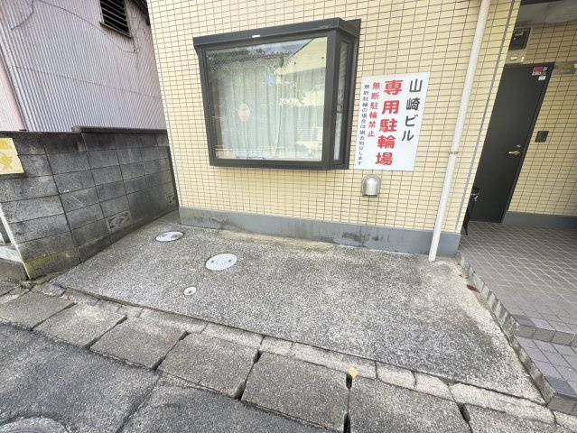 山﨑ビルの駐車場