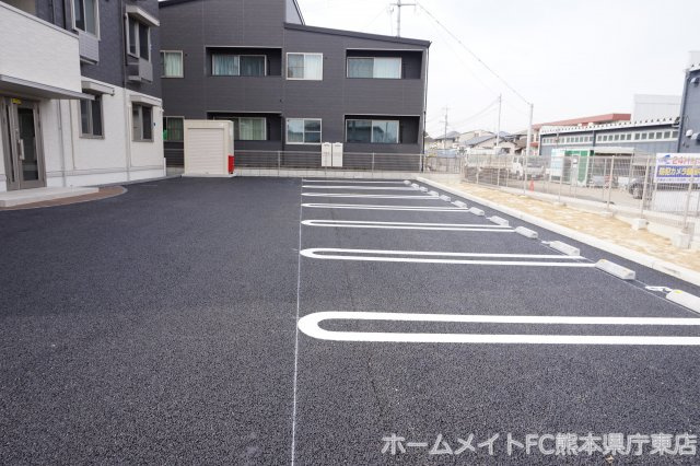 熊本市南区出仲間６丁目のアパートの駐車場