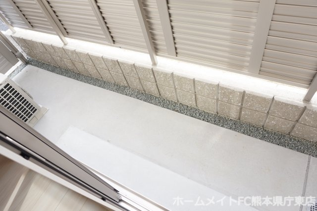 熊本市南区出仲間６丁目のアパートのバルコニー