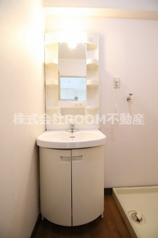 エスポワール北原の独立洗面台|独立洗面台、小物を置くことができて便利です