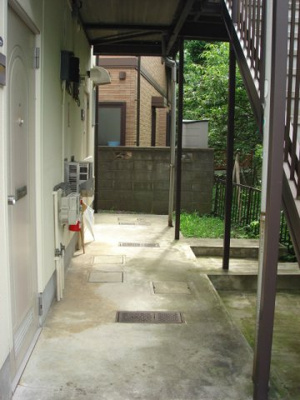 【エントランス】 | グリーンハイツ勝田【SHM】 | 1階・共用部分です！雨の日も、雨に濡れずに傘をさすことができますね♪