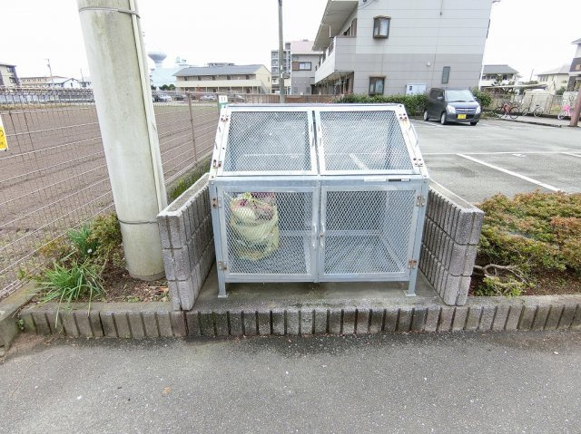 メゾンドールMURATAのその他共用部分|敷地内にごみ置場があると便利ですね