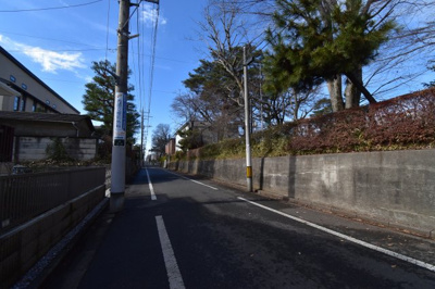 【前面道路含む現地写真】 | 新築戸建　国立市中2丁目　全3棟　3号棟 | 前面道路は閑静な住宅地の通りとなるため、車通りは多くありません。 安心して車庫入れ可能。