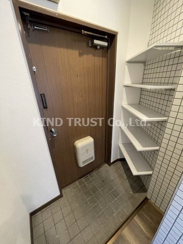 三恵第五ハイツの玄関