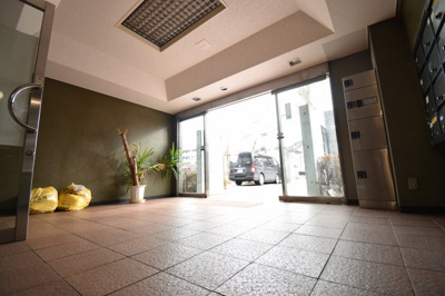 【エントランス】 | ユーベル花小金井 | オートロックを設け、居住者以外の出入りを厳しく制限しているので安全面も安心です。