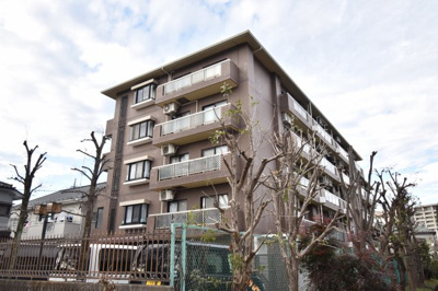 【外観】 | ユーベル花小金井 | 周辺環境に溶け込み、手入れの行き届いたマンションは住み心地もよい。