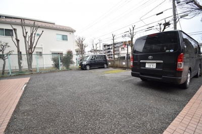 【駐車場】 | ユーベル花小金井 | マンション敷地内の駐車場なので、車庫入れが苦手な方でも慌てず楽々駐車可能です。