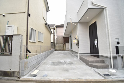 【駐車場】 | 武蔵野市境5丁目　新築戸建 | 前面道路は閑静な住宅地の通りとなるため、車通りは多くありません。 安心して車庫入れ可能。