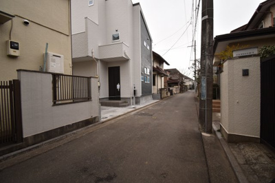 【前面道路含む現地写真】 | 武蔵野市境5丁目　新築戸建 | 前面道路は閑静な住宅地の通りとなるため、車通りは多くありません。 安心して車庫入れ可能。