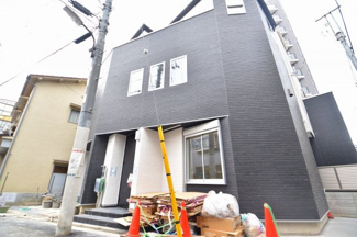 【外観】 | 重厚感のある配色とデザインで仕上げた、サイディング施工。