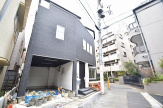 【前面道路含む現地写真】 | 車通りの少ない前面道路。閑静な住宅エリアです。