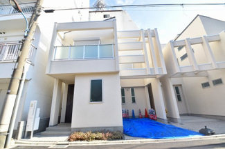 【外観】 | 白を基調にしたサイディング施工の外観。周辺は閑静な住宅エリア。