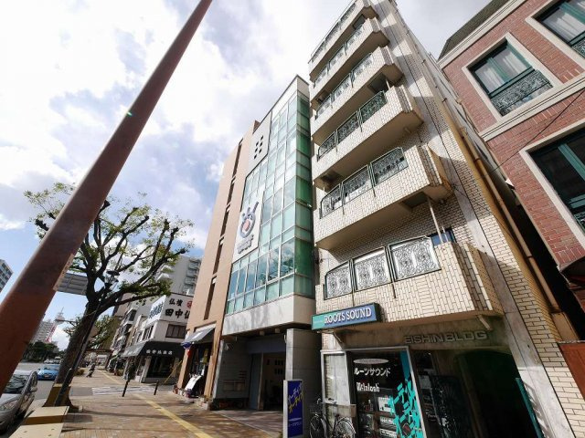 栄信ビルの外観