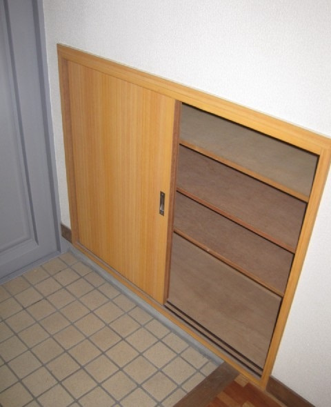 櫛原ハイツ【10,000円キャッシュバック対象物件】の玄関|ゆったりとした玄関です