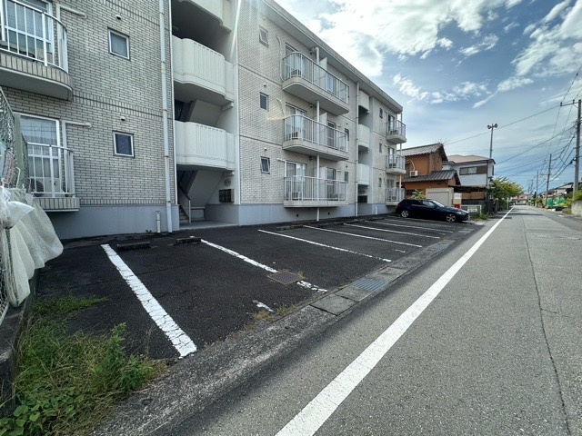 フェイヴァリト西添の駐車場