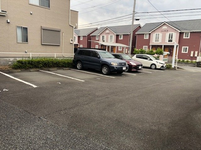 フェイヴァリト西添の駐車場