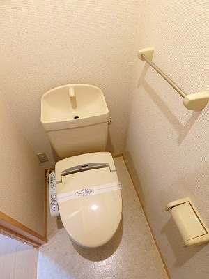 【トイレ】 | ディアコート | トイレは温水洗浄便座付き♪人気のバストイレ別です♪横にはタオルを掛けられるハンガーもあります♪