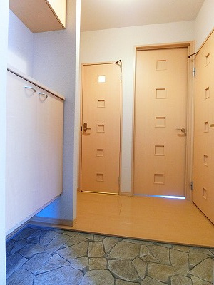 【玄関】 | ディアコート | 玄関から室内への景観です！正面にトイレ・洋室6帖のお部屋、右手に洗面所、左手にリビングダイニングキッチンがあります♪