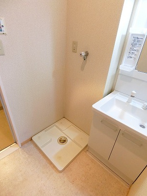 【設備】 | ディアコート | 洗面所内、洗髪洗面化粧台横にある室内洗濯機置き場です♪防水パンが付いているので万が一の漏水にも安心です！