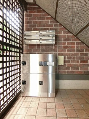 【その他共用部分】 | ディアコート | 共用エントランスには宅配BOXがあるので荷物の受け取りもスムーズに♪再配達の手間がかからないのが魅力♪